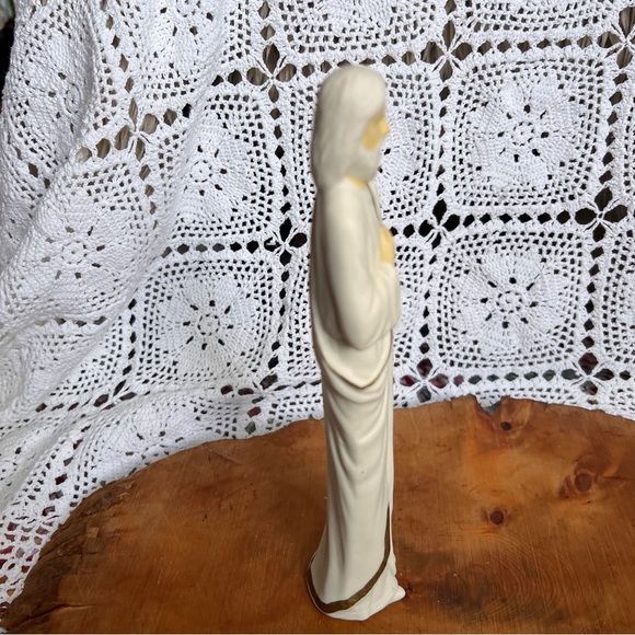 Beautiful Vintage Joseph‎ and Mary porcelain statues - gold touches - Picture 5 of 12